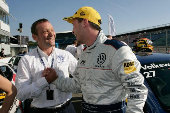 VWs Motorsport-Direktor Kris Nissen gratuliert Tabelleführer Maciek Steinhof