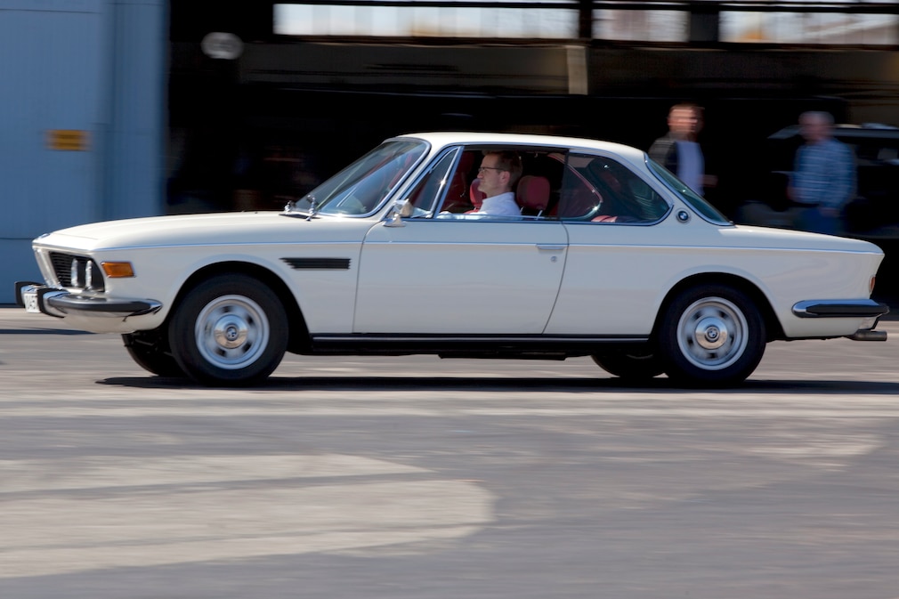 BMW 3.0 CSi (E9) fahrend von der Seite