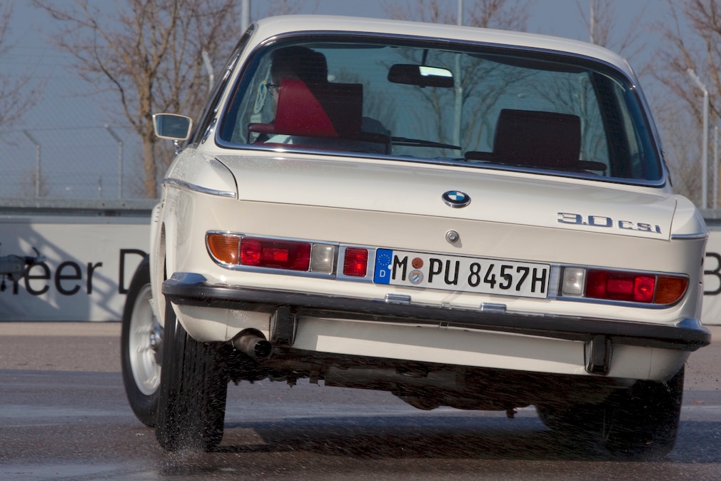 BMW 3.0 CSi (E9) fahrend von hinten