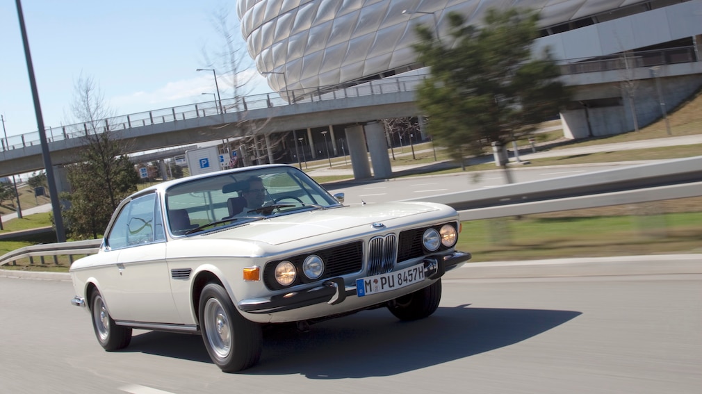 BMW 3.0 CSi fahrend schräg von vorn