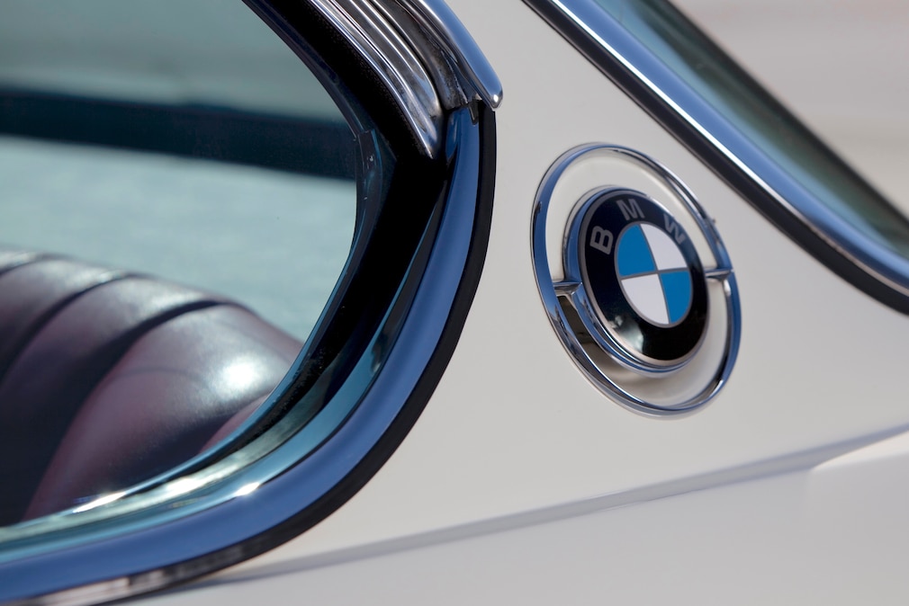 BMW-Logo in der C-Säule des BMW 3.0 CSi (E9)