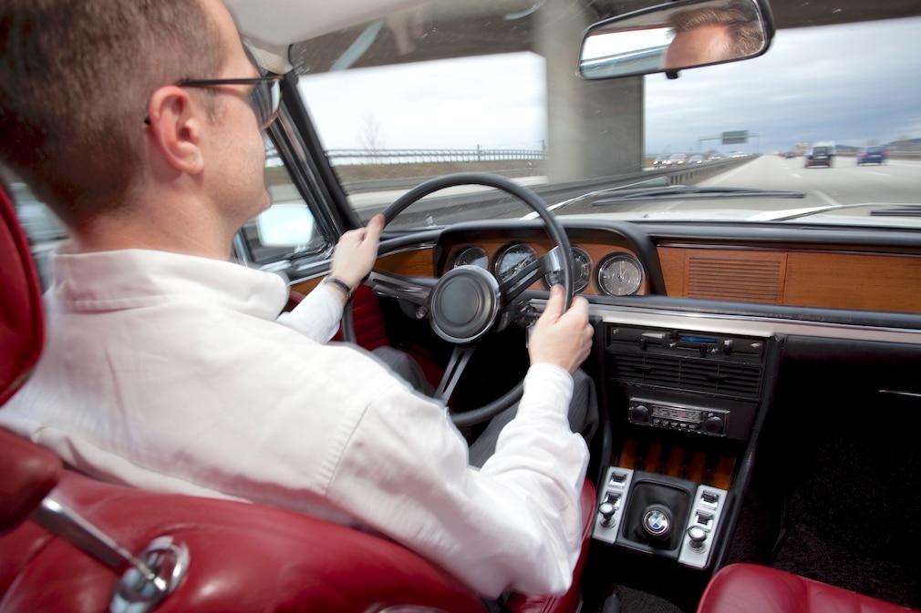 Cockpit des BMW 3.0 CSi (E9) mit Redakteur am Steuer