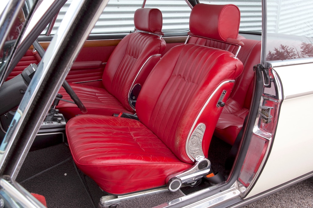 Rote Ledersitze im BMW 3.0 CSi (E9)