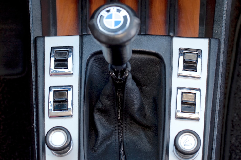 Schalthebel und Tasten für elektrische Fensterheber im BMW 3.0 CSi (E9)