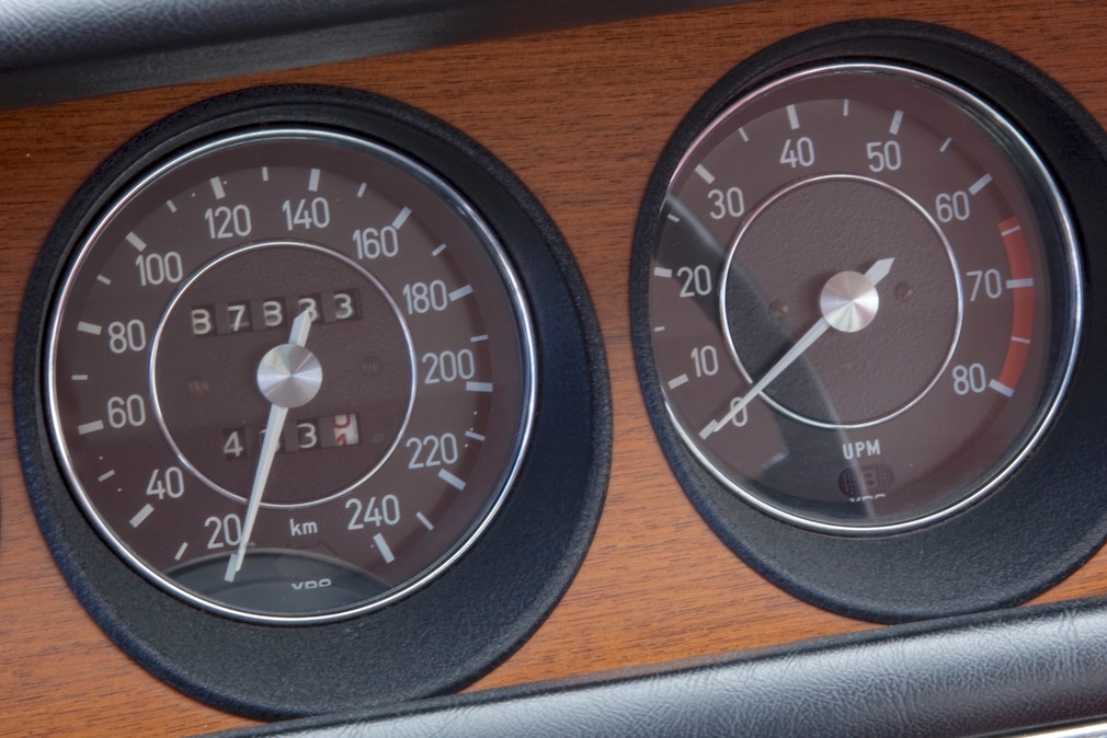 Tacho und Drehzahlmesser des BMW 3.0 CSi (E9)