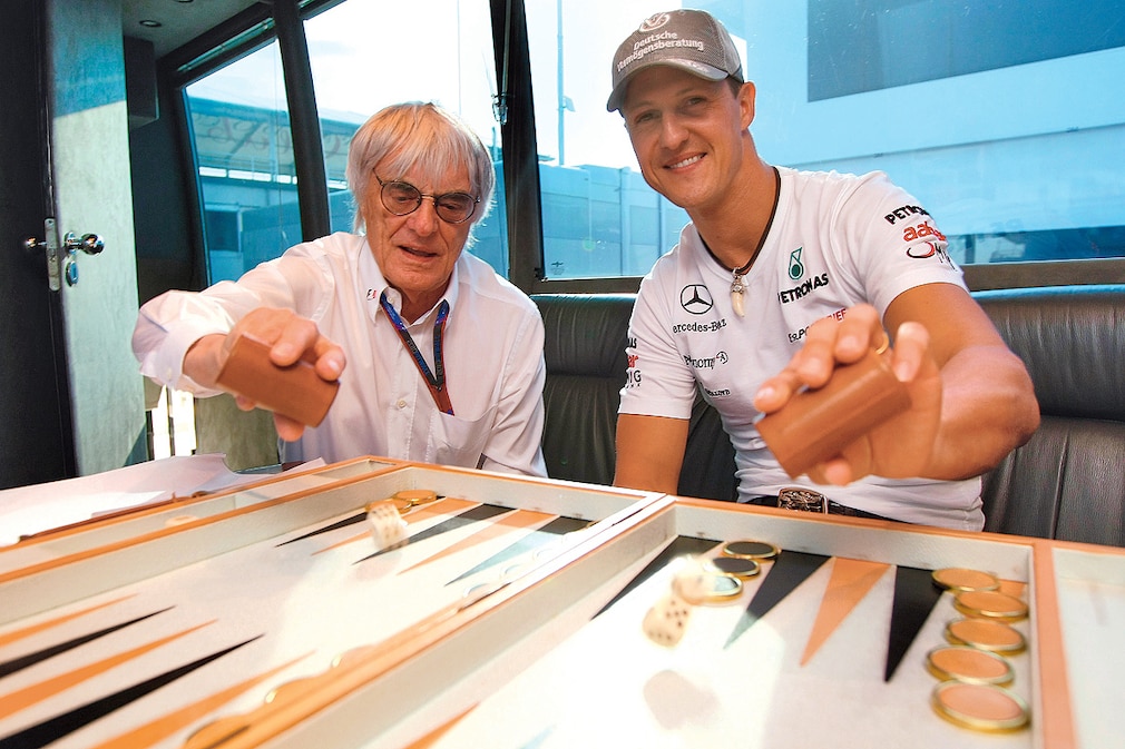 Bernie Ecclestone und Michael Schumacher bei einer Partie Bachgammon
