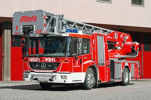 DLK 23-12 (L 32) auf MB-Fahrgestell "Econic" 1833