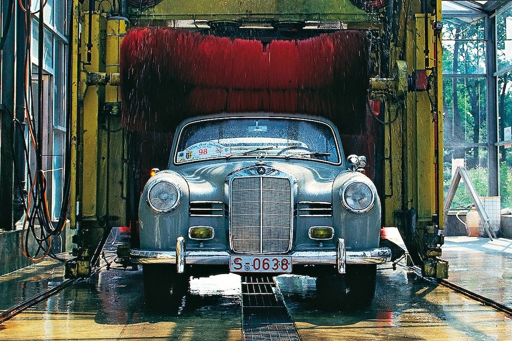 Oldtimer in der Waschanlage