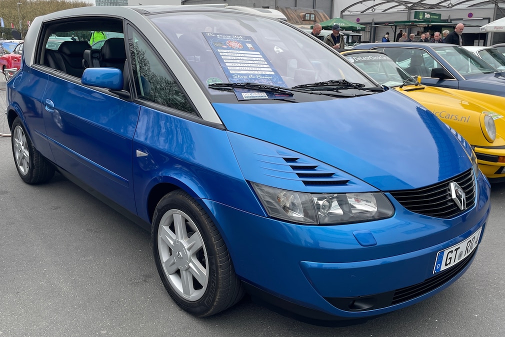 Blauer Renault Avantime von schräg vorn