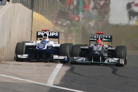 Schumachers Vergehen: Barrichello drängte er bei dessen Überholmanöver fast in die Boxenmauer.