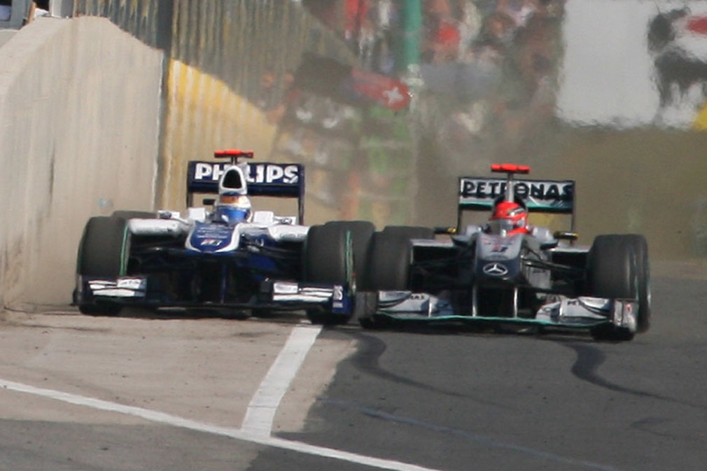 Schumachers Vergehen: Barrichello drängte er bei dessen Überholmanöver fast in die Boxenmauer.