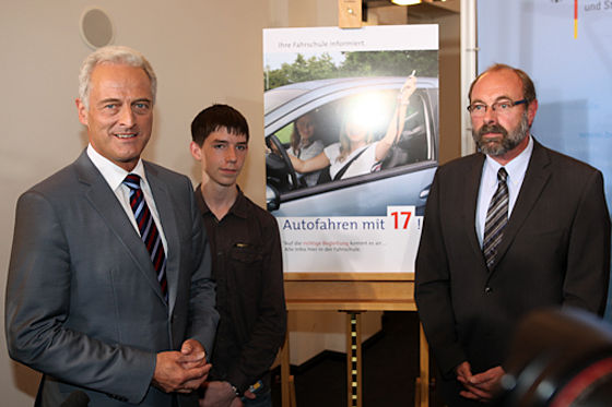 Verkehrsminister Ramsauer (l.) ist überzeugt: "Das Begleitete Fahren hat eindeutig positive Auswirkungen auf die Verkehrssicherheit."