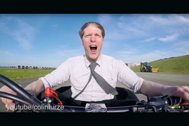 Colin Furze auf dem rasenden Autoscooter