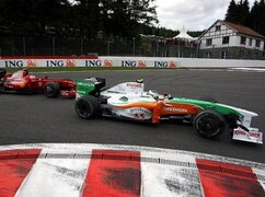 Die Sensation: Fisichella biegt vor Räikkönen in die La-Souce-Haarnadel