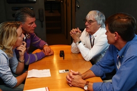 Redakteure Bianca Garloff und Ralf Bach am Tisch mit Bernie Ecclestone und Tavo Hellmund
