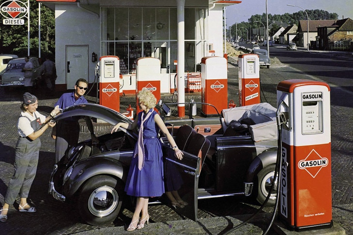 Durch die Adern der jungen Republik fließt Benzin: Die Gasolin-Tanke glänzt schon im Chic des Wirtschaftswunders, doch bis 1950 gibt es Benzin nur gegen amtlichen Bezugsschein. So startete vor knapp 60 Jahren die Bundesrepublik aus den Trümmern der Nachkriegszeit.