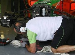 Force-India-Mechaniker zerlegen den Wagen nach dem Rennen