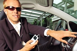 Autofahrer mit iPod