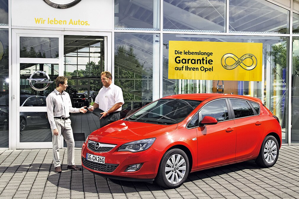 Verkaufsgespräch bei Opel