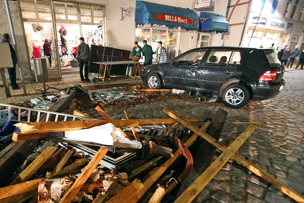 In den Straßen von Bützow (Mecklenburg-Vorpommern) liegen am späten Abend des 05.05.2015 Trümmer, die ein schweres Unwetter hinterlassen hat