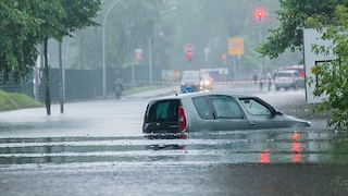 Unwetter in Berlin - Ein Kleinwagen schwimmt am 29.06.2017 in Oranienburg (Brandenburg) nach Starkregen in einer überfluteten Bahnunterführung. In Oranienburg sind mehr als 200 l Regen pro Quadratmeter in den letzten Stunden gefallen und haben teilweise den Verkehr lahmgelegt.