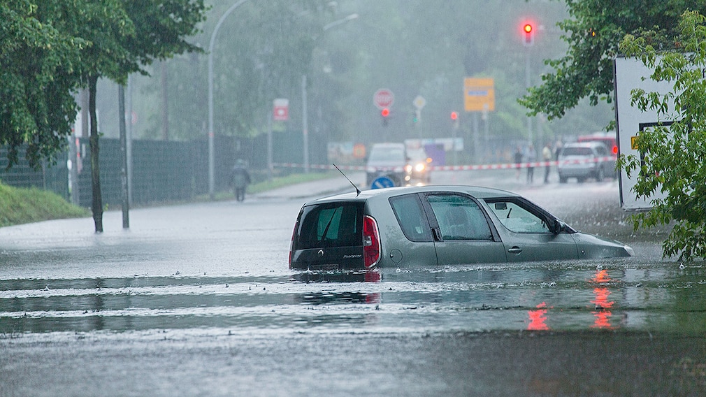 Unwetter in Berlin - Ein Kleinwagen schwimmt am 29.06.2017 in Oranienburg (Brandenburg) nach Starkregen in einer überfluteten Bahnunterführung. In Oranienburg sind mehr als 200 l Regen pro Quadratmeter in den letzten Stunden gefallen und haben teilweise den Verkehr lahmgelegt.