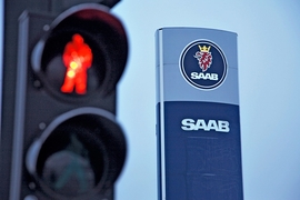 Rote Ampel vor Saab-Schild