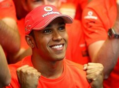 Lewis Hamilton jubelte wie immer im orangefarbenen McLaren-Siegershirt