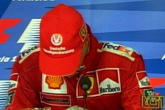 Michael Schumacher bricht 2000 bei der Pressekonferenz in Tränen aus