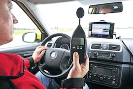 Mit einem Phon-Messgerät werden die Innengeräusche ermittelt