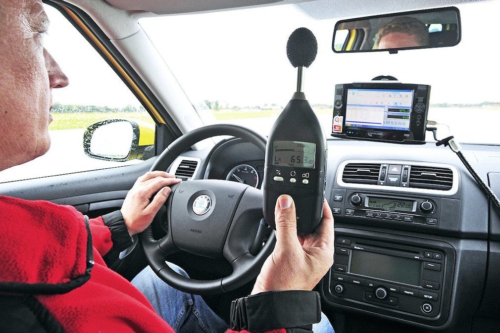 Mit einem Phon-Messgerät werden die Innengeräusche ermittelt