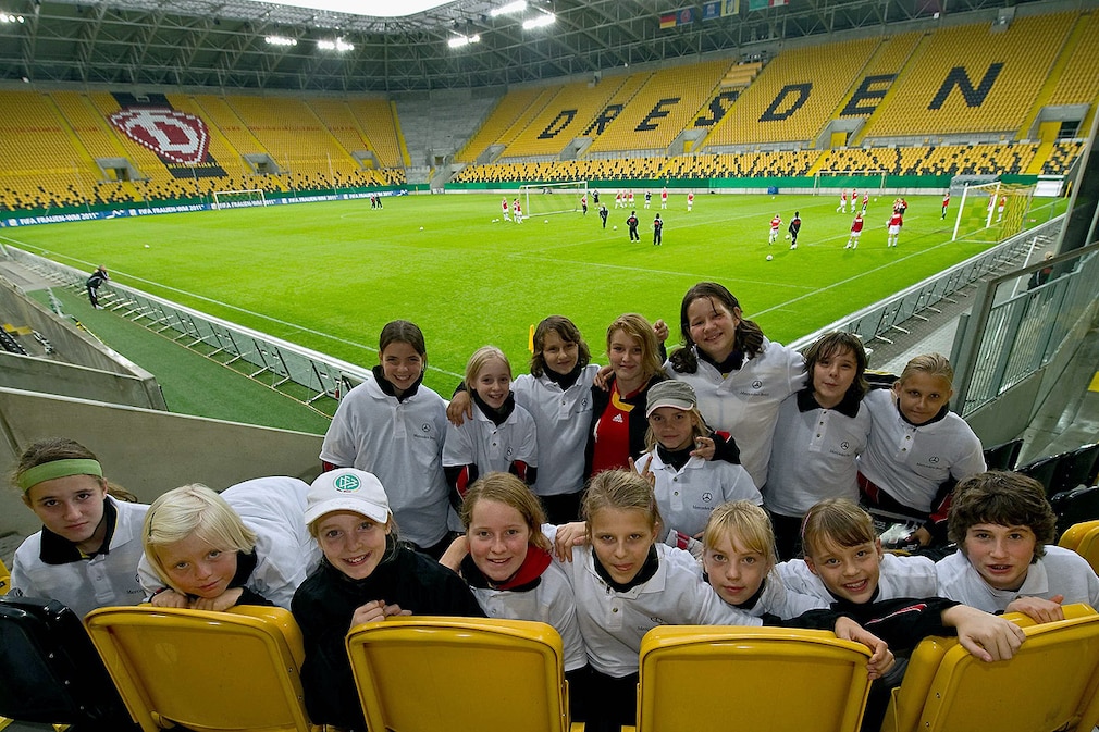 Übergabe des neuen Mannschaftsbusses an die Fussball Frauen - Nationalmannschaft