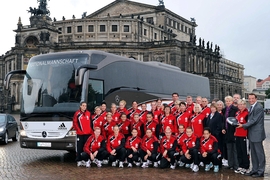 Übergabe des neuen Mannschaftsbusses an die Fussball Frauen - Nationalmannschaft