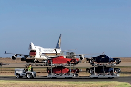 Formel 1 Autos werden in Flugzeug verladen