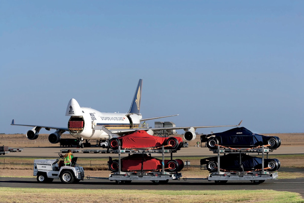 Formel 1 Autos werden in Flugzeug verladen