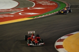 Fernando Alonso führt im Ferrari vor Red Bull-Mann Sebastian Vettel