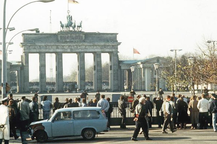 Tag nach der Maueröffnung vor dem Brandenburger Tor