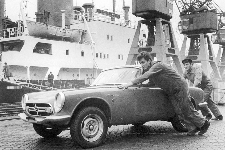 Die ersten Sportwagen Honda S 800 trafen am 23.01.1967 im Hamburger Hafen ein