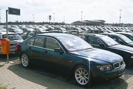 Gebrauchtwagen beim Autohändler