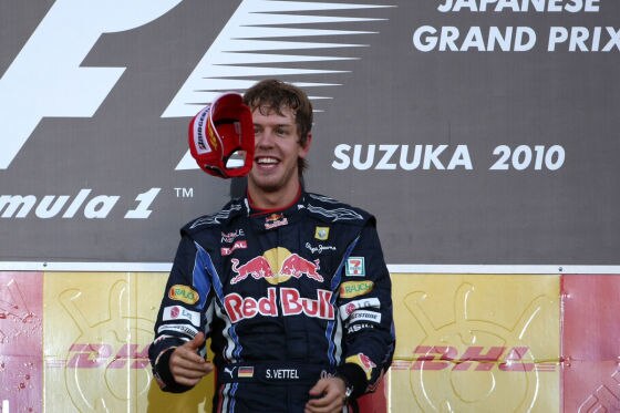 Sebastian Vettel auf dem Siegerpodest in Japan