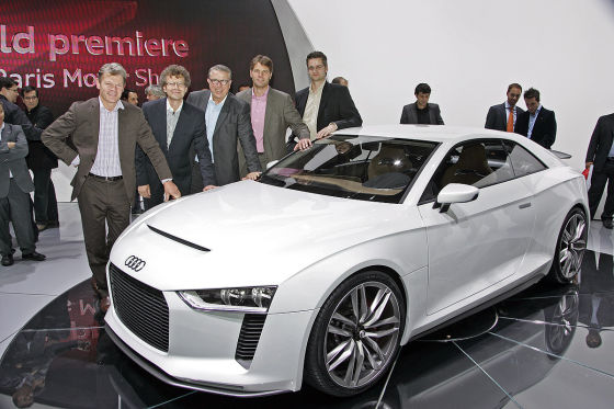 Der Audi quattro concept mit den AUTO BILD-Redakteuren Thomas Hirschberger, Bernd Wieland, Joachim R. Walther, Joachim Staat, Gerald Czajka 