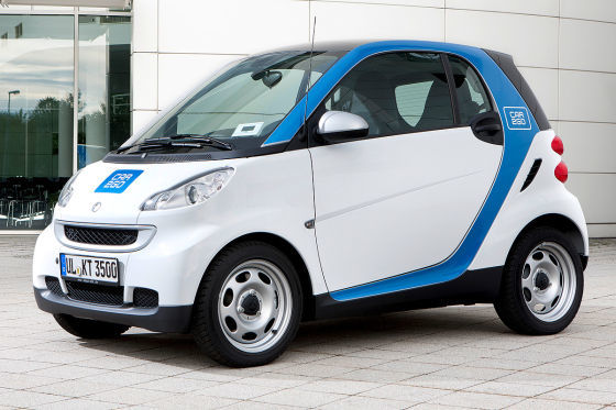 weiß-blauer Smart von der Seite