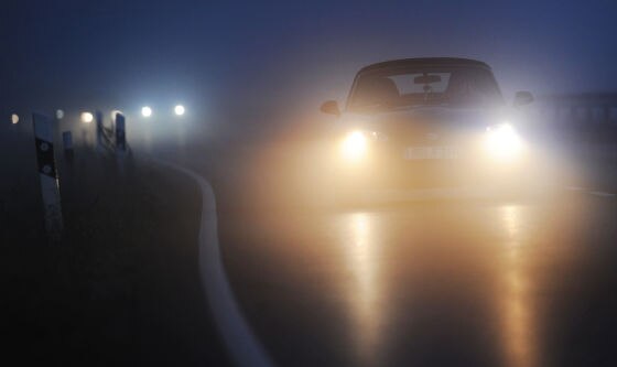 Bei Nebel gilt die Faustregel: Sichtweite gleich Geschwindigkeit, also 50 Meter gleich 50 km/h.