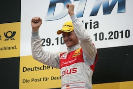 Timo Scheider jubelt auf dem Podium