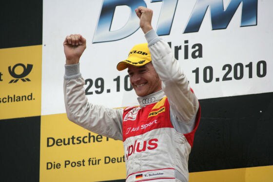 Timo Scheider jubelt auf dem Podium