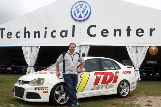 Clark Campbell vor dem Cupfahrzeug