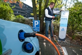 Elektro-Auto Micro-Vett Fiorino E an einer Ladestation