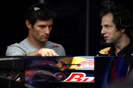 Mark Webber mit Renningenieur