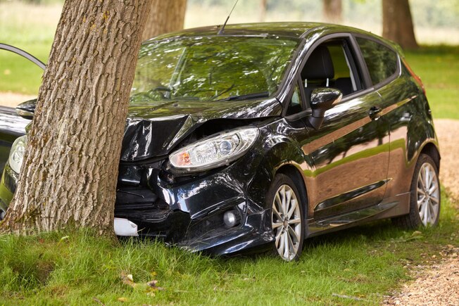 Auto an einem Baum nach einem Unfall