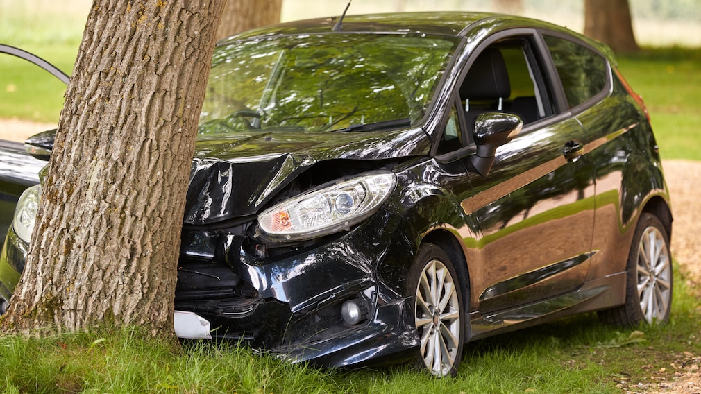 Auto an einem Baum nach einem Unfall